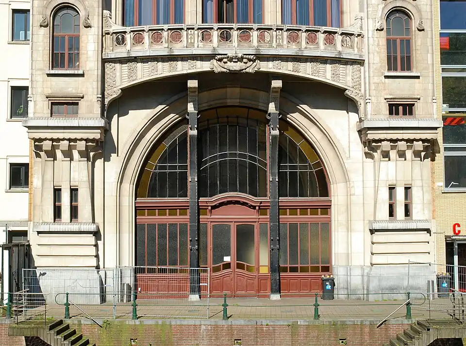 Baie cintrée de la façade arrière.
