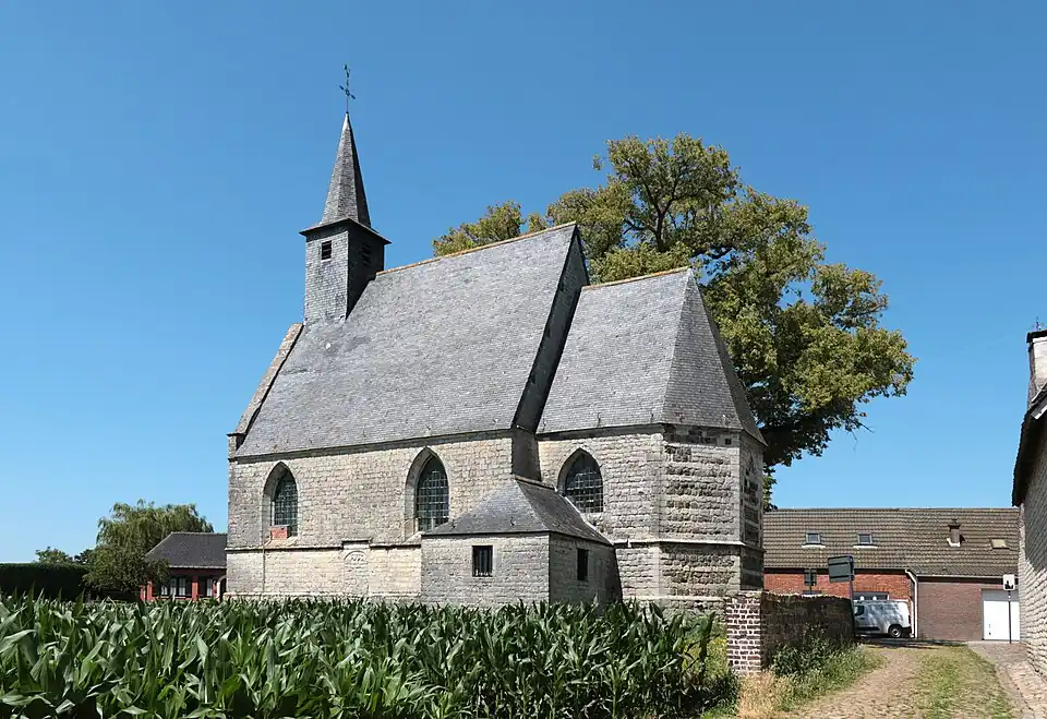 La chapelle vue des champs.
