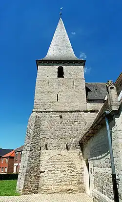 le côté de la tour.