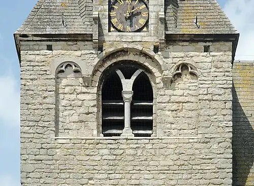 Le triplet qui orne la tour.