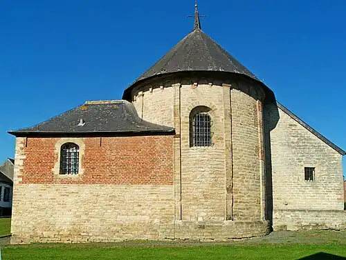 À gauche, la sacristie du XVIIIe&nbsp;siècle et, à droite, la sacristie romane.