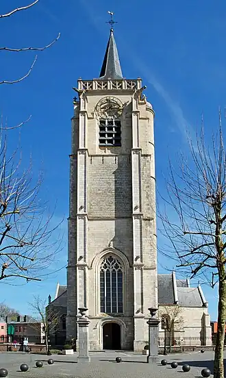 Tour carrée en façade de l'église Sainte-Gertrude.