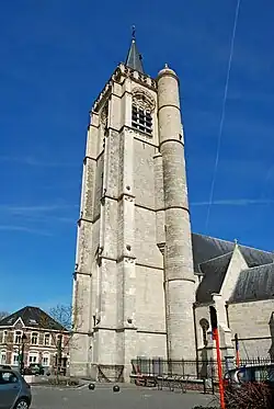 La tour vue de côté.