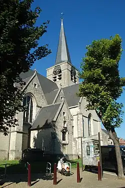 Clocher, nef et transept.