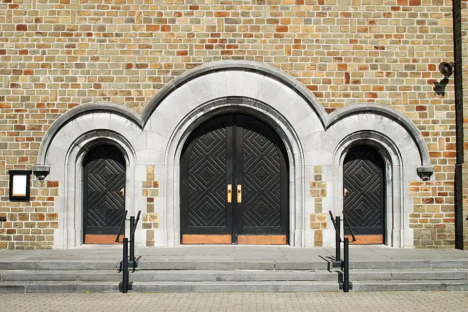 Le triple portail cintré.