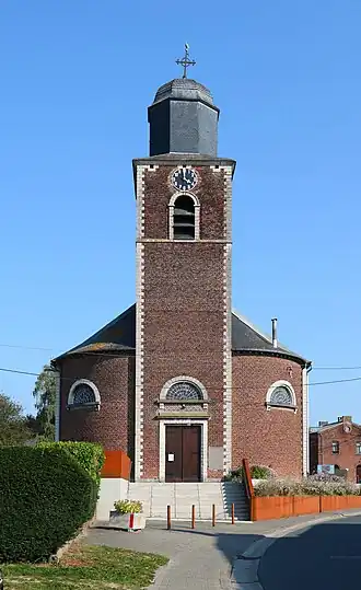 La façade et le clocher de l'église.