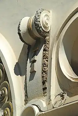 Modillon à volutes.