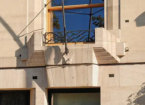 Le faux balcon du premier étage.