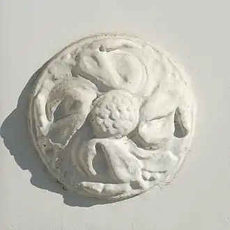 Rosette en bois de la porte.