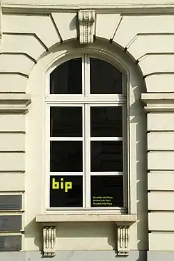 Arcade cintréeet fenêtre surbaissée.