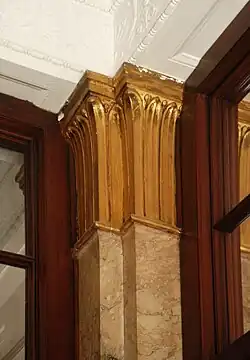 Chapiteau orné de feuilles d'eau.