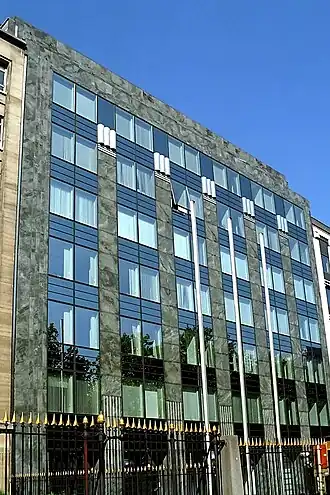 Pilastres et chapiteaux postmodernes.