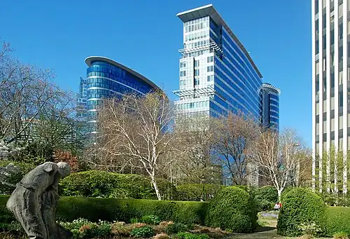 À gauche, le Covent Garden construit en 2007 par Art & Build avec le Bureau Montois en 2007.