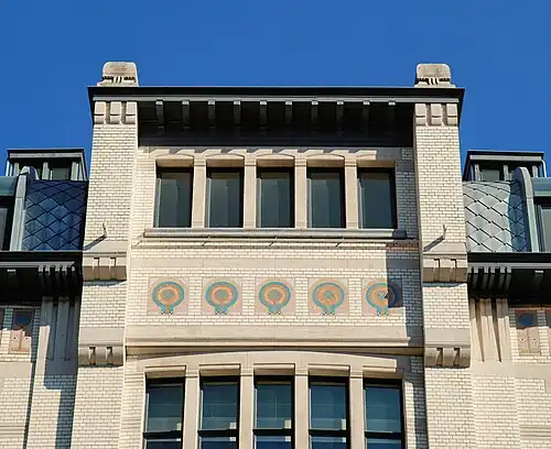 La lucarne passante et sa frise de mosaïque.