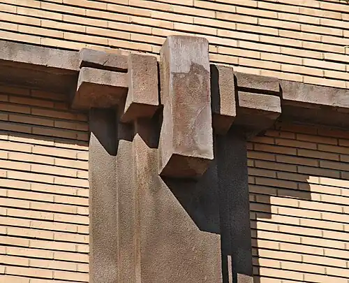 Chapiteau géométrique.