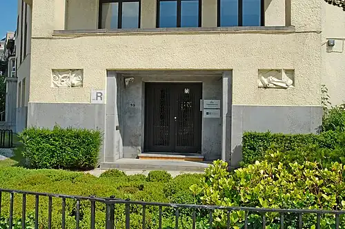 La porte d'entrée principale, flanquée par deux bas-reliefs d'Ossip Zadkine.