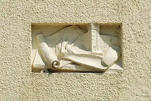 Les plans, la main de l'architecte tenant le compas et la maquette.