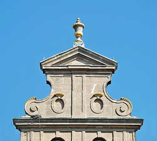 Le registre supérieur du pignon et le fronton.