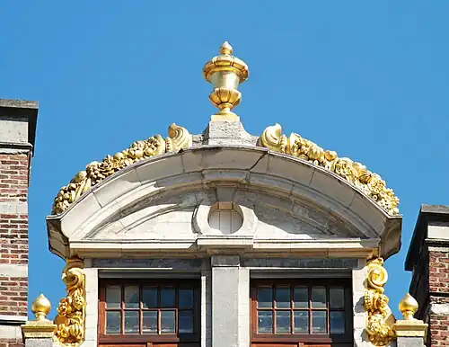 Le couronnement du pignon.