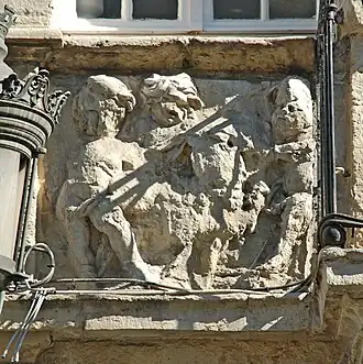 Bas-relief à gauche du balcon.