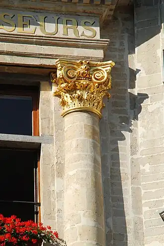 Chapiteau à feuilles d'acanthede la Maison de l'Arbre d'Or sur la Grand-Place de Bruxelles.
