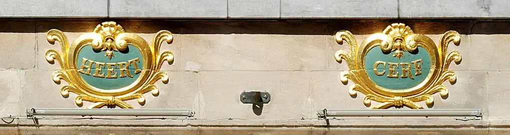 Cartouches « Heert » et « Cerf »  encadrés de bois de cerf.