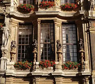 Le 1er&nbsp;étage et ses vases à fleurs.