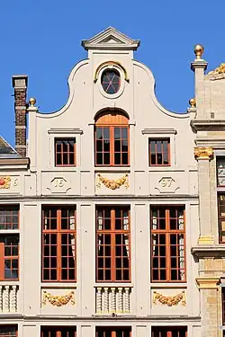 Le pignon surmonté d'un fronton triangulaire.