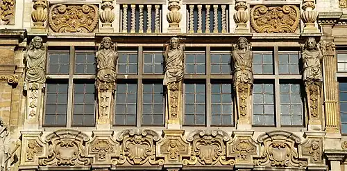 Les cariatides « à gaine » du troisième étage.