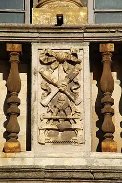 Scie et ciseaux à bois.