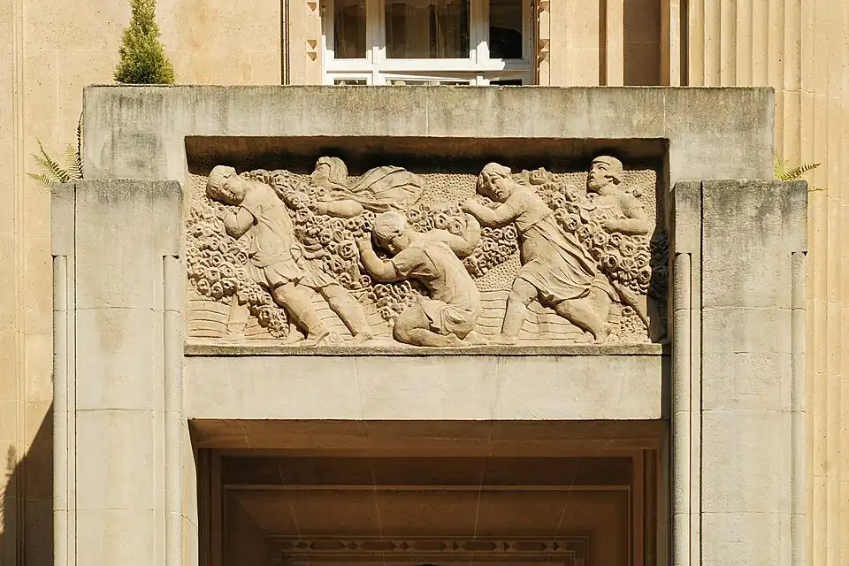 Haut-relief du porche du n° 66.