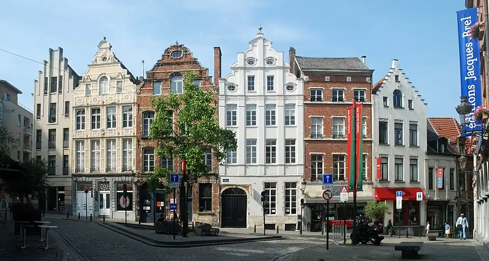 Le côté ouest de la place en 2013.