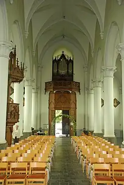 Vue vers le fond de la nef et les orgues.