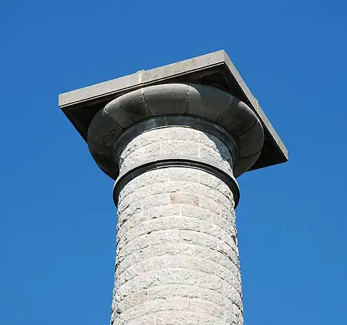 Le sommet de la colonne.