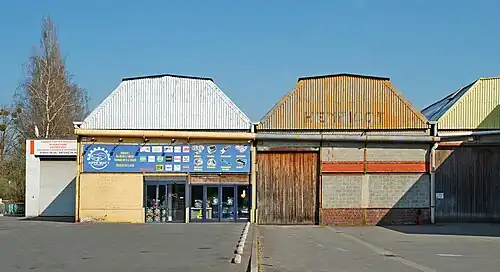 Hangars récupérés par des commerces, avenue Provinciale (état en 2019).