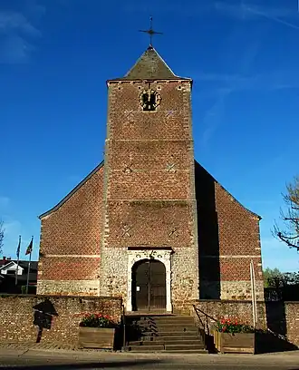 La façade et la tour de l'église.