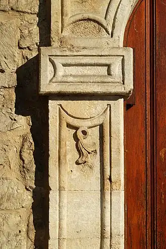 Imposte du petit portail.