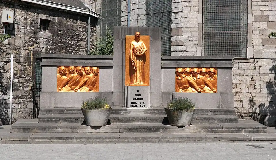 Monument aux morts des deux guerres mondiales.