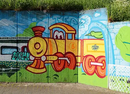 Le train-jouet qui orne la partie droite de la fresque.