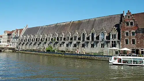 La façade occidentale le long de la Lys.