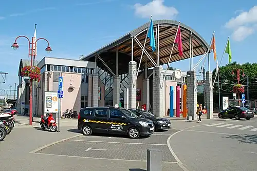 Station de taxis devant la gare.