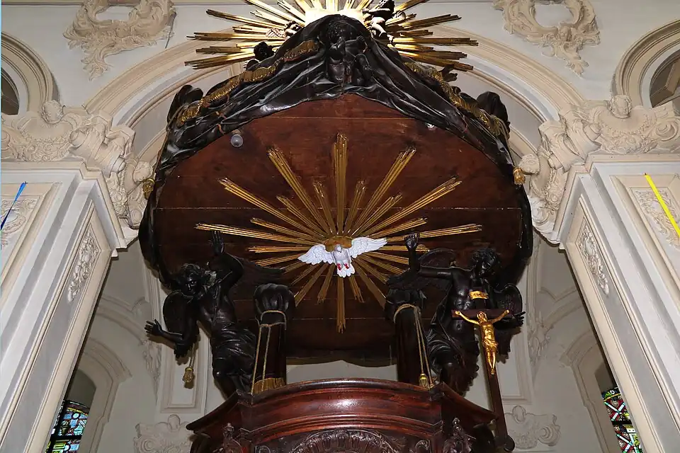 Le dais ou abat-voix de la chaire.