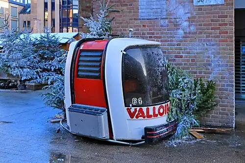 Ancienne télécabine sur la place de l'Université.