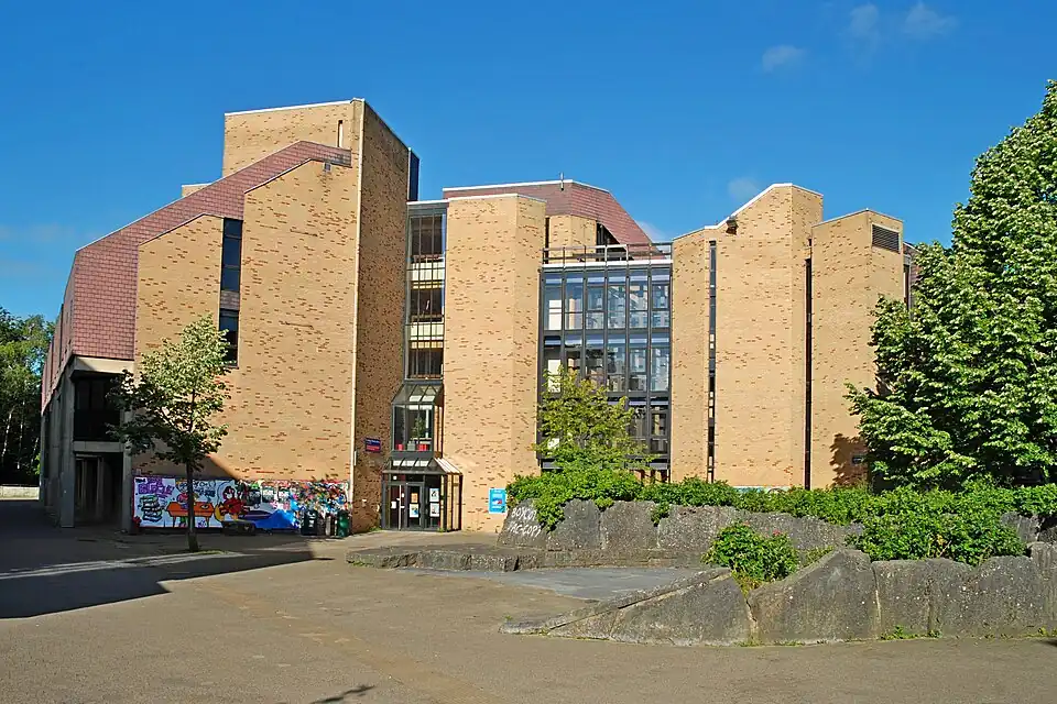 Le Collège Thomas More vu depuis la place Montesquieu.