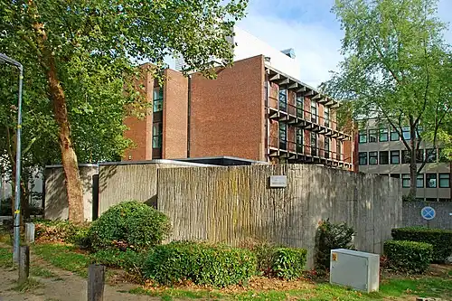 Un des bâtiments du Lavoisier situés sur la petite place.