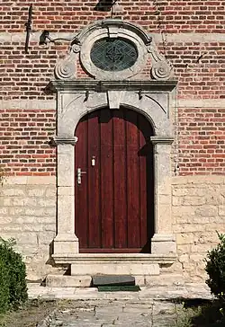 La porte et son œil-de-bœuf.