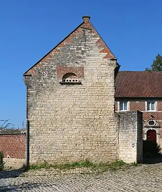 Le mur pignon de la dépendance .