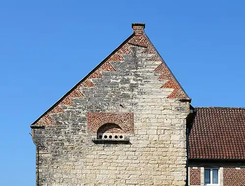 Le pignon à épis de la dépendance.