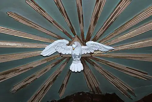 Le Saint-Esprit qui orne l'abat-voix.