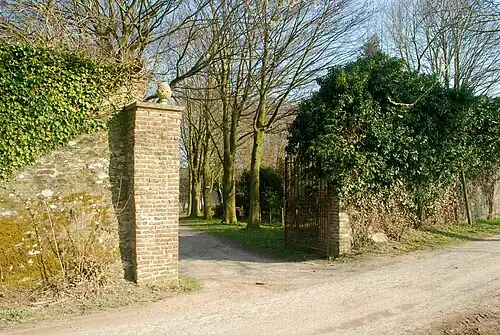 Portail tardif en briques au nord de la Porte de Nivelles.